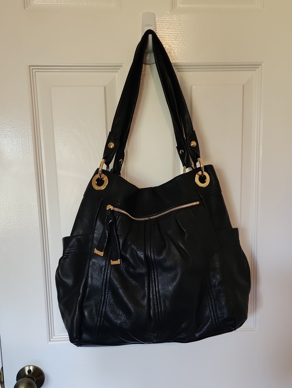 B MAKOWSKY Black Leather Tote with Gold Accents And Beautiful Soft Leather❤️❤️❤️